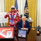 Der Musiker Kid Rock mach dem US-Präsidenten ein Geschenk: einen goldenen Revolver.