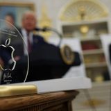 Das Geschenk von Tim Cook für Donald Trump steht auf einem Tisch