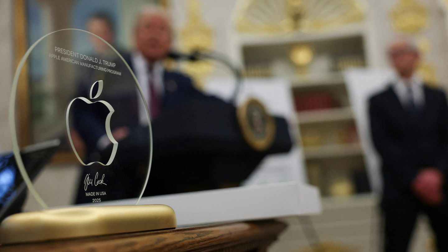 Das Geschenk von Tim Cook für Donald Trump steht auf einem Tisch
