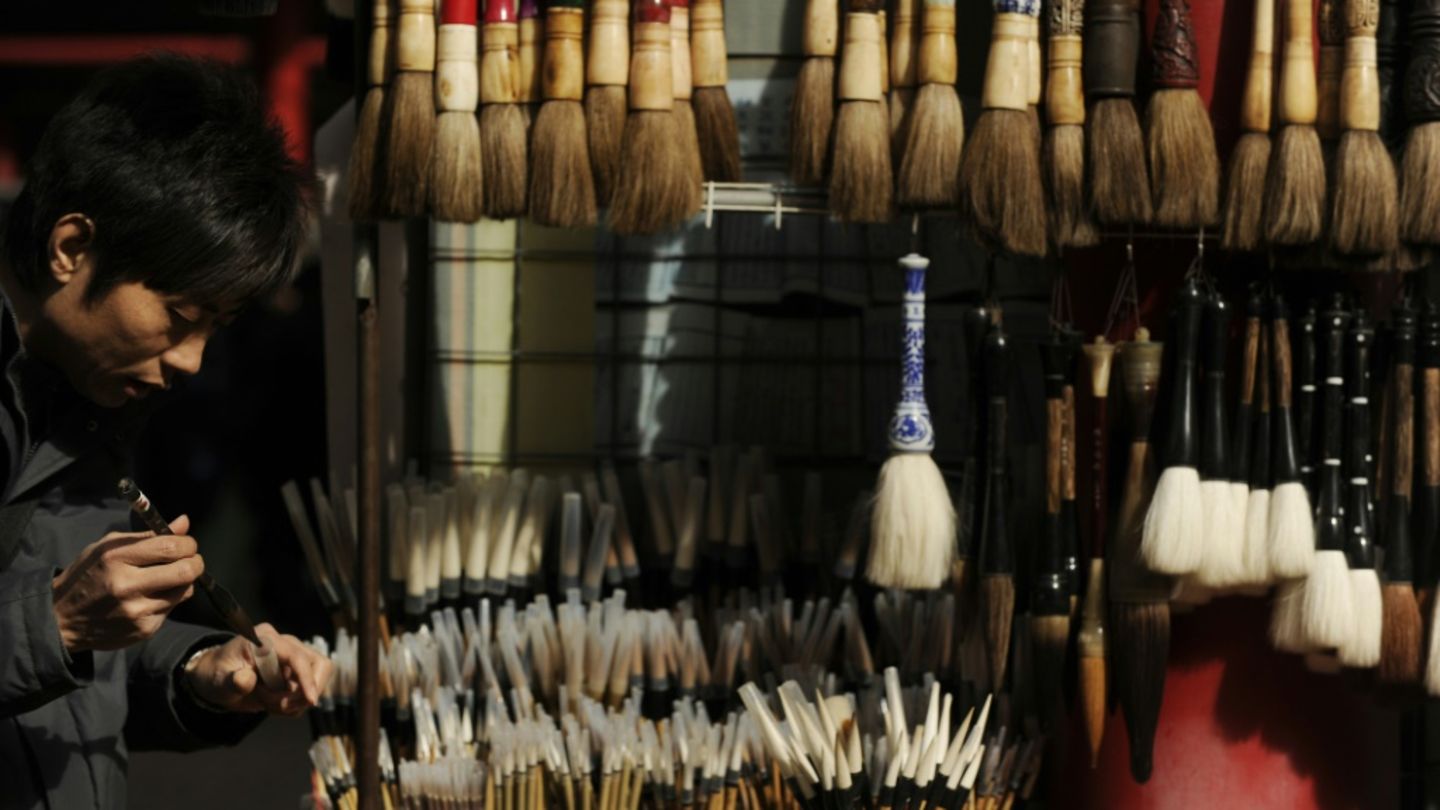 Auf alten chinesischen Manuskripten finden sich oft mit speziellen Pinseln kunstvoll gezeichnete Schriftzeichen