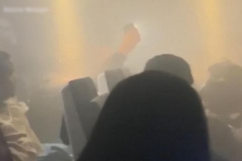 Passagiere ächzen inmitten riesiger Rauchwolken