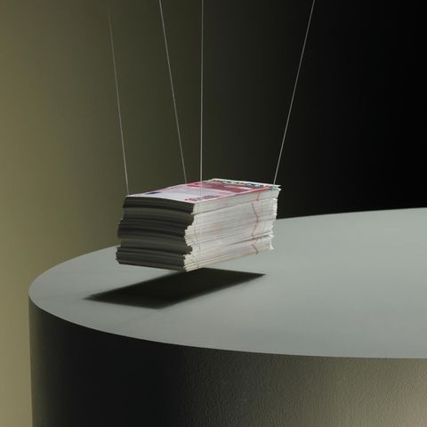 Thema "Geld" als Drahtseilakt: Jahrzehntelang arbeitete Frank Wehrheim als Steuerfahnder. Hinweise bekam er auch von betrogenen Ehefrauen und geprellten Geschäftspartnern (Symbolbild)     