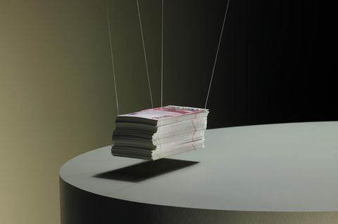 Thema "Geld" als Drahtseilakt: Jahrzehntelang arbeitete Frank Wehrheim als Steuerfahnder. Hinweise bekam er auch von betrogenen Ehefrauen und geprellten Geschäftspartnern (Symbolbild)     