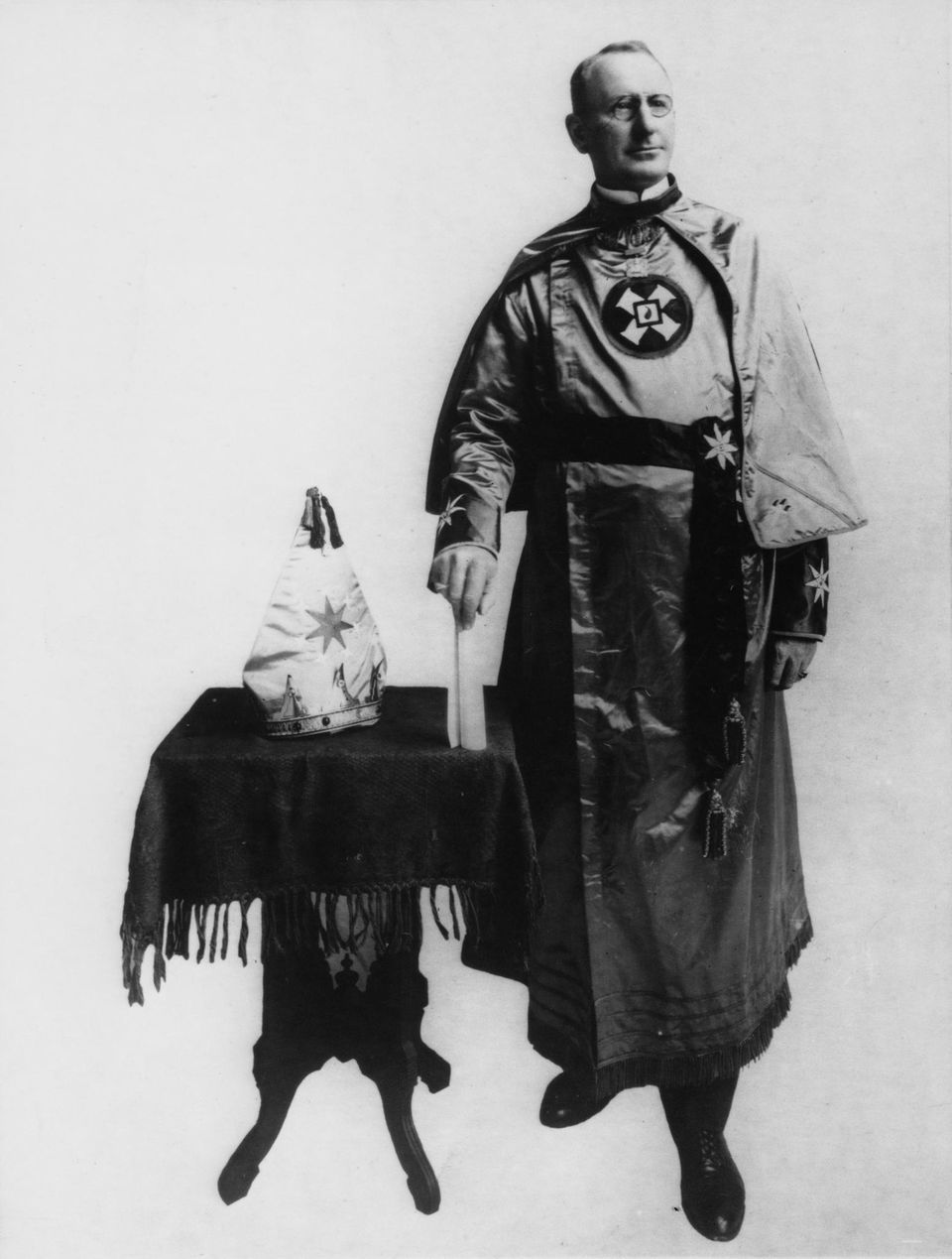 William J. Simmons in seinem KKK-Gewand