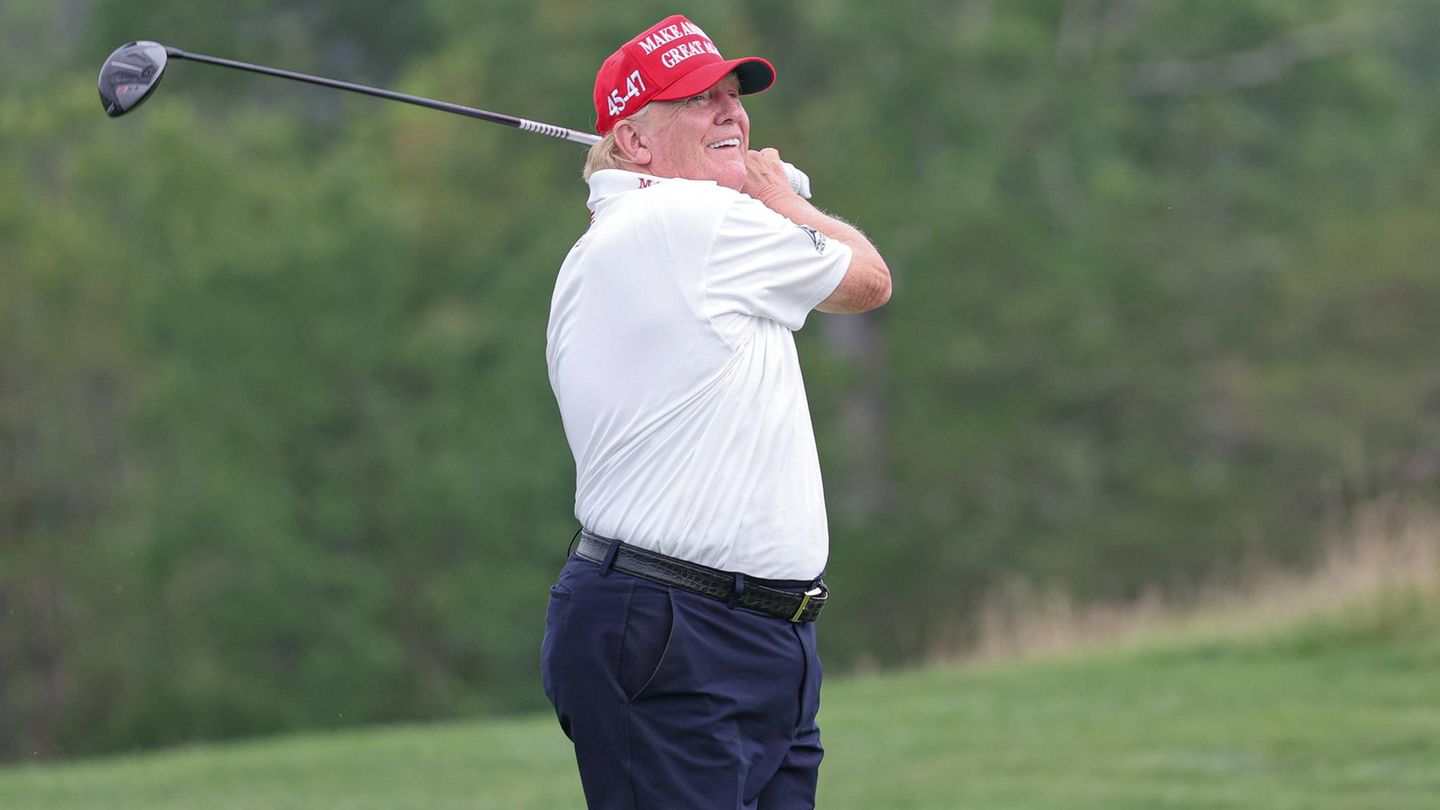 Donald Trump beim Golfspielen: Japan hat ihm einen goldenen Golfschläger geschenkt