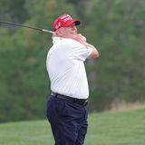 Donald Trump beim Golfspielen: Japan hat ihm einen goldenen Golfschläger geschenkt