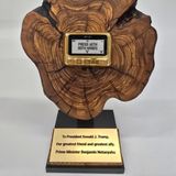 Ein goldener Pager in einem Stück Holz ist Israels Geschenk an Donald Trump