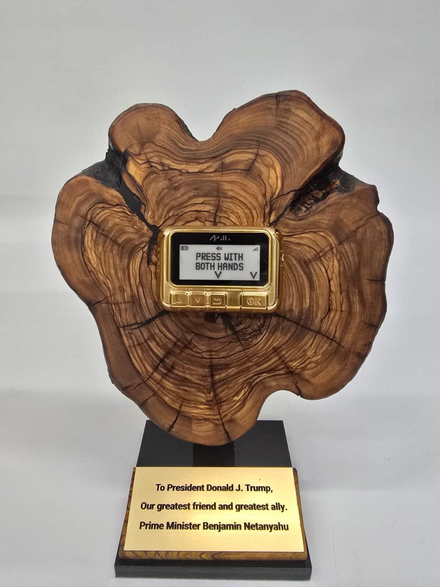 Ein goldener Pager in einem Stück Holz ist Israels Geschenk an Donald Trump