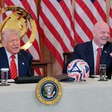 Gianni Infantinos Geschenk, ein goldener Pokal, steht auf auf einem Tisch vor Donald Trump.