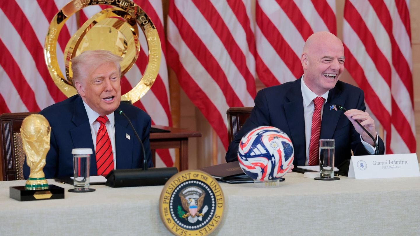 Gianni Infantinos Geschenk, ein goldener Pokal, steht auf auf einem Tisch vor Donald Trump.