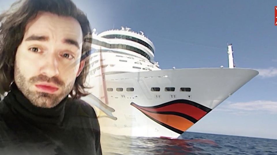 Daniel Küblböck vor einem Kreuzfahrtschiff