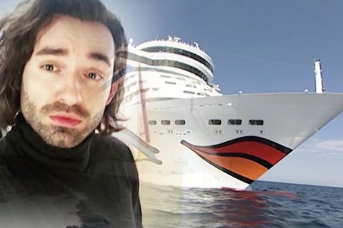 Daniel Küblböck vor einem Kreuzfahrtschiff