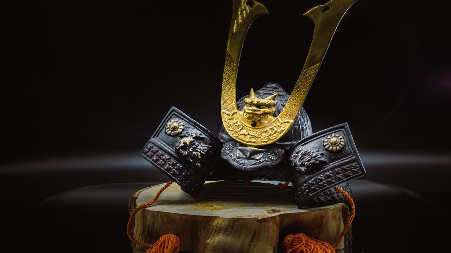 Ein Samuraihelm liegt auf einem Baumstamm: Japans Geschenk für Donald Trump