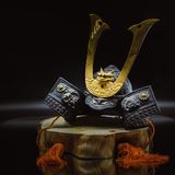 Ein Samuraihelm liegt auf einem Baumstamm: Japans Geschenk für Donald Trump