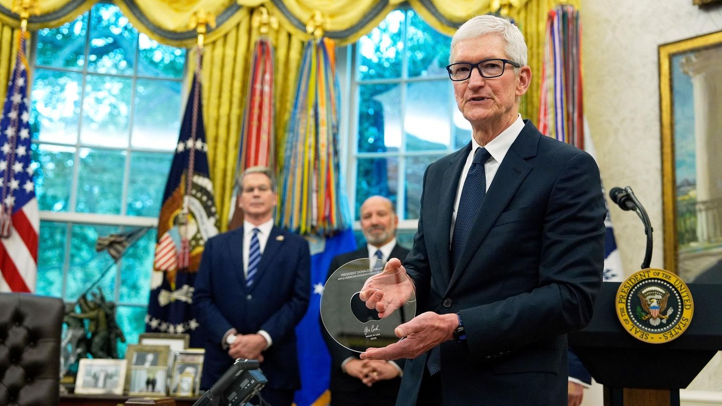The most absurd gifts that Trump received as president