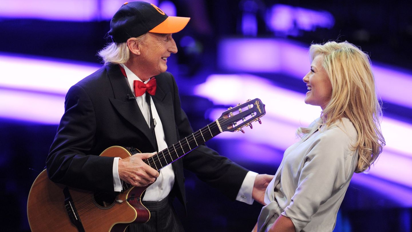 Ohrwurm “Baby Shark”: Otto as grandma, grandpa and baby in video with Helene Fischer