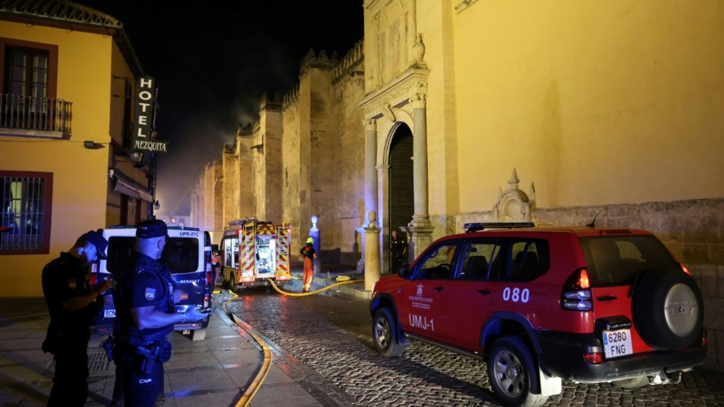 Löscharbeiten an der Moschee-Kathedrale von Córdoba