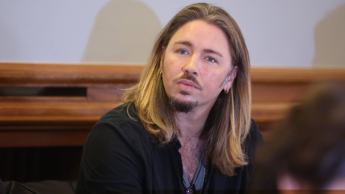 Gil Ofarim got married – with middle finger and leg lick