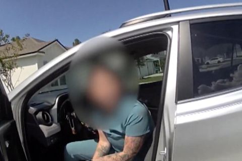 Eine Krankenschwester steigt aus einem Auto