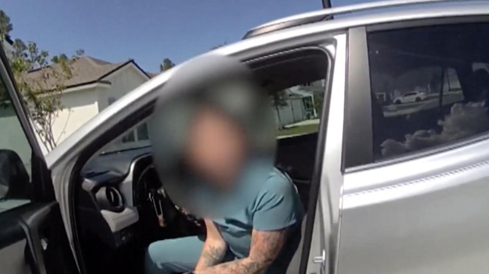 Eine Krankenschwester steigt aus einem Auto
