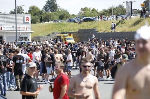 Tausende Menschen haben sich in und um Altschauerberg in Mittelfranken versammelt - sogenannte Hater vom  "Drachenlord"