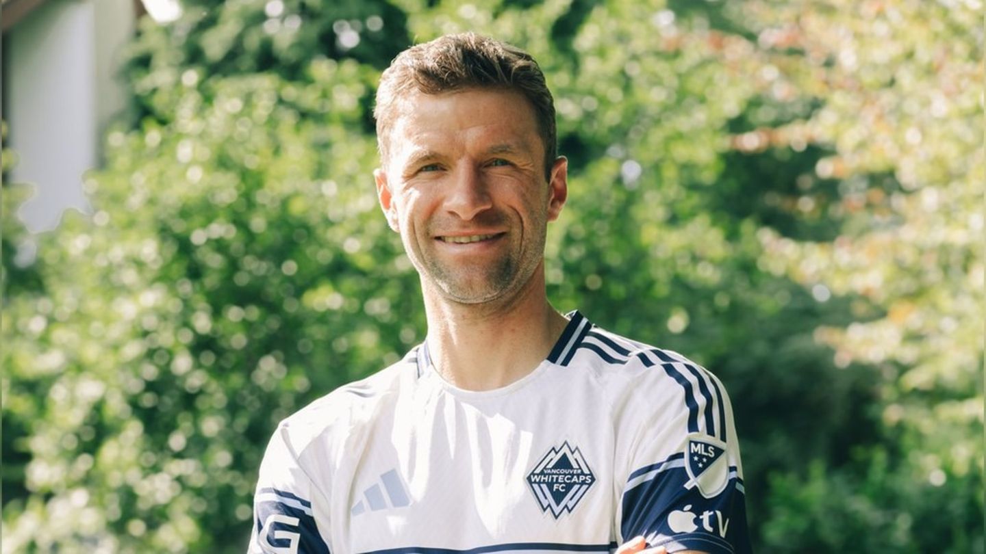 Thomas Müller changes his look and shows himself with a mustache