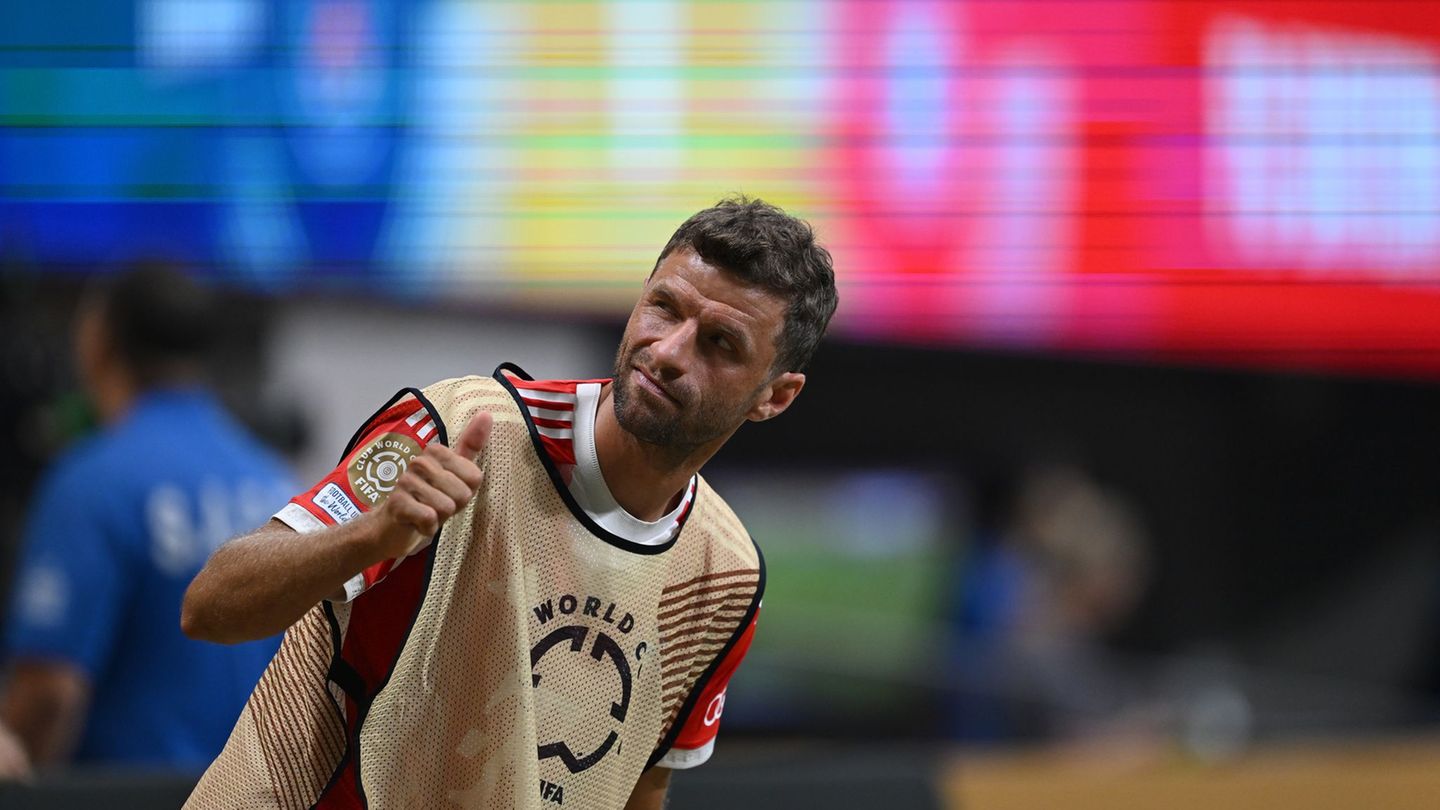 Football star with a new look: Thomas Müller surprises with a mustache in Bayern training