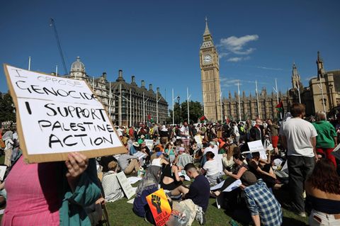 Menschen demonstrieren in London gegen das Verbot der Aktivistengruppe Palestine Action
