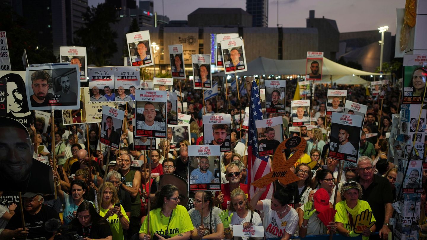 Israel: Tens of thousands protest in Tel Aviv against the Gaza War