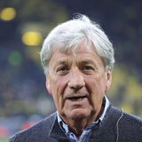 Der frühere Fußball-Nationalspieler starb am 5. August im Alter von 67 Jahren an den Folgen eines Herzinfarkts. Seine Fußballer-Laufbahn begann er im Alter von sechs Jahren beim BV Eintracht 1916 in Altenessen, bevor er als 14-Jähriger zu Rot-Weiss Essen wechselte. Dort entwickelte er sich zum Torjäger und schoss 1980/81 in der 2. Liga 41 Tore. Es folgten Stationen bei Borussia Mönchengladbach, Borussia Dortmund und Fortuna Düsseldorf. Insgesamt erzielte der Angreifer 123 Tore in 387 Bundesligaspielen