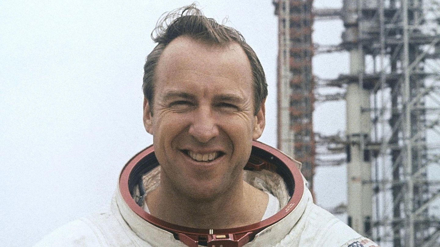 Jim Lovell Der frühere US-Astronaut starb am 7. August im Altervon 97 Jahren. Er war Kopf der Crew des Fluges von Apollo 13, der 1970 nach einem technischen Defekt beinahe in einer Katastrophe endete, aber durch das besonnene Handeln der Besatzung glimpflich verlief. In der Verfilmung des Weltraum-Dramas wurde er von Tom Hanks gespielt. Lovell war einer der erfahrensten Astronauten seiner Generation. 1973 verließ er Nasa und Marine, arbeitete später in der Wirtschaft und betrieb ein Restaurant mit Raumfahrt-Andenken