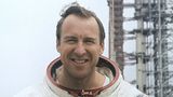Der frühere US-Astronaut starb am 7. August im Altervon 97 Jahren. Er war Kopf der Crew des Fluges von Apollo 13, der 1970 nach einem technischen Defekt beinahe in einer Katastrophe endete, aber durch das besonnene Handeln der Besatzung glimpflich verlief. In der Verfilmung des Weltraum-Dramas wurde er von Tom Hanks gespielt. Lovell war einer der erfahrensten Astronauten seiner Generation. 1973 verließ er Nasa und Marine, arbeitete später in der Wirtschaft und betrieb ein Restaurant mit Raumfahrt-Andenken