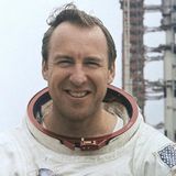 Der frühere US-Astronaut starb am 7. August im Alter von 97 Jahren. Er war Kopf der Crew des Flugs von Apollo 13, der 1970 nach einem technischen Defekt beinahe in einer Katastrophe endete, aber durch das besonnene Handeln der Besatzung glimpflich verlief. In der Verfilmung des Weltraum-Dramas wurde er von Tom Hanks gespielt. Lovell war einer der erfahrensten Astronauten seiner Generation. 1973 verließ er Nasa und Marine, arbeitete später in der Wirtschaft und betrieb ein Restaurant mit Raumfahrt-Andenken