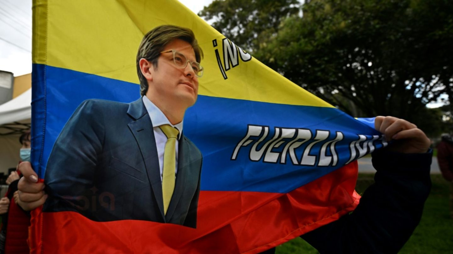 Fahne mit Konterfei von Miguel Uribe