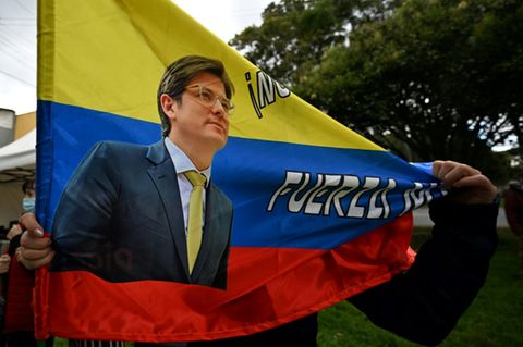 Fahne mit Konterfei von Miguel Uribe