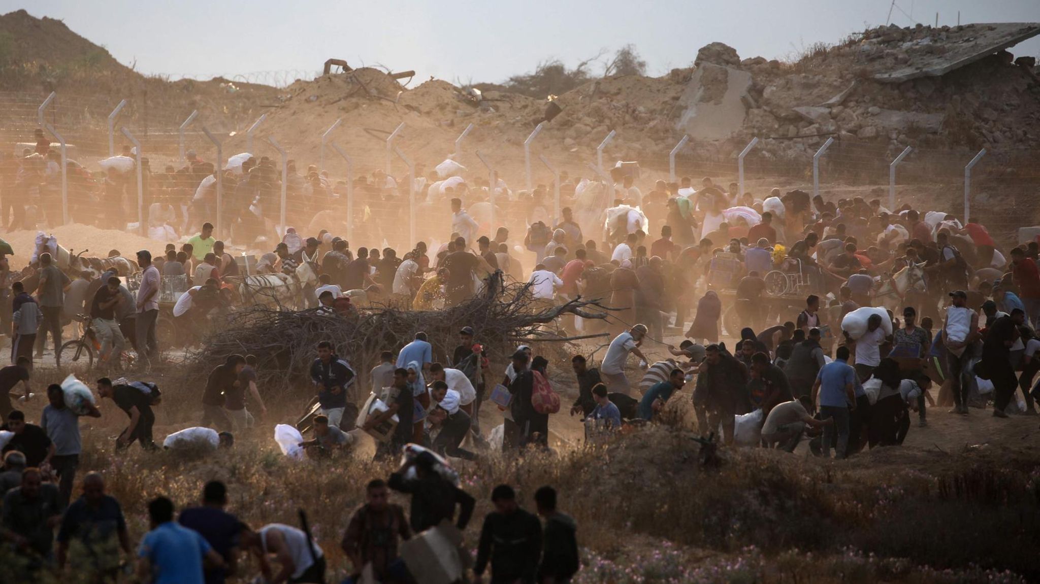 Palästinenser tragen Hilfspakete von einer Verteilstelle der GHF in Gaza