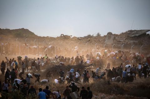 Palästinenser tragen Hilfspakete von einer Verteilstelle der GHF in Gaza