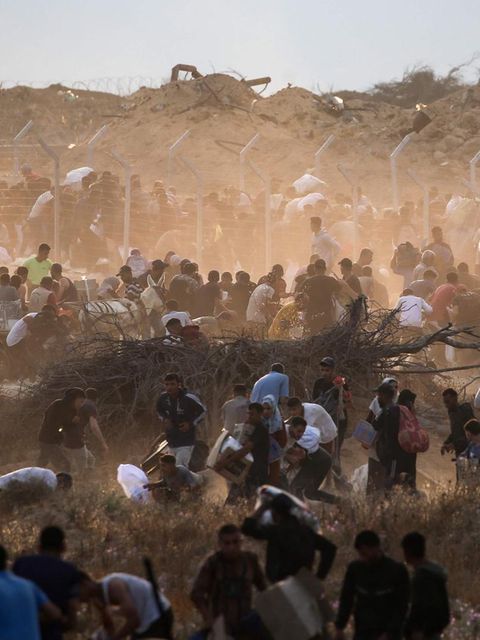 Palästinenser tragen Hilfspakete von einer Verteilstelle der GHF in Gaza