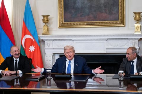 Trump mit Alijew (l) und Paschinjan (r)