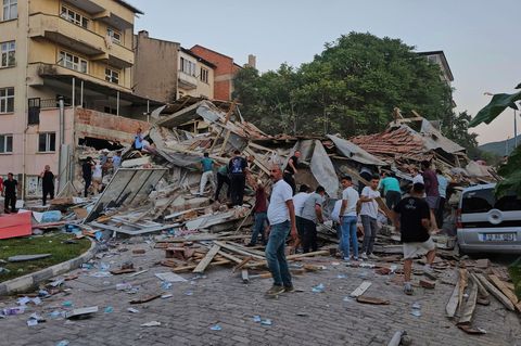 Menschen beseitigen in Sindirgi in der Türkei die Trümmer eines eingestürzten Gebäudes