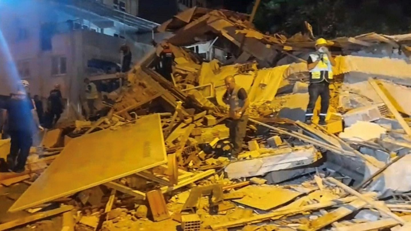 Rettungskräfte nach dem Erdbeben in der Provinz Balikesir