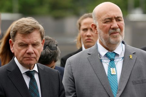 Israels Botschafter Ron Prosor (r) und Bundesaußenminister Wadephul