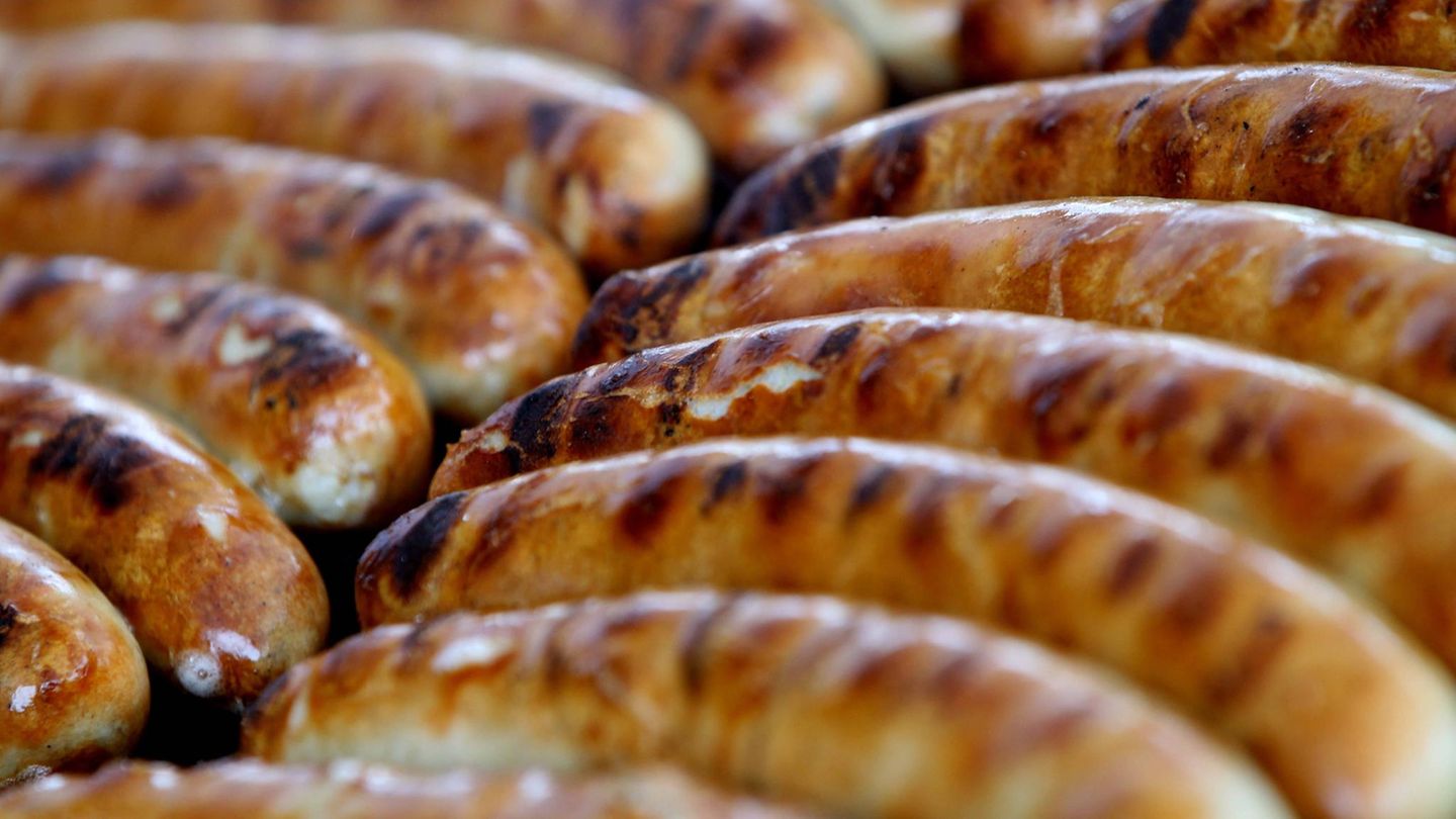 Bratwürste auf einem Grill