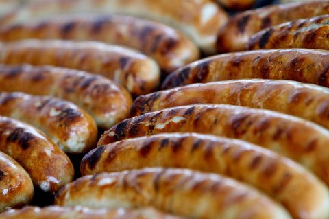 Bratwürste auf einem Grill