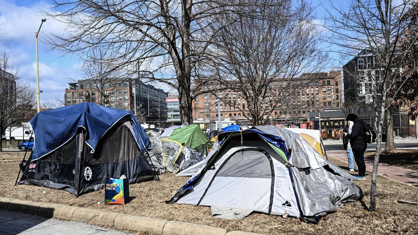 Trump threatens homeless in Washington DC with a national guard