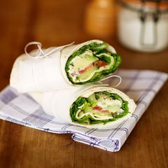 Zwei eingerollte Wraps