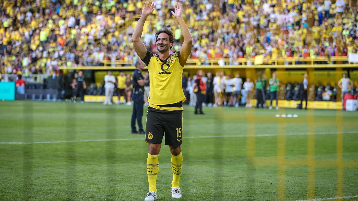 Mats Hummels winkt den BVB-Fans