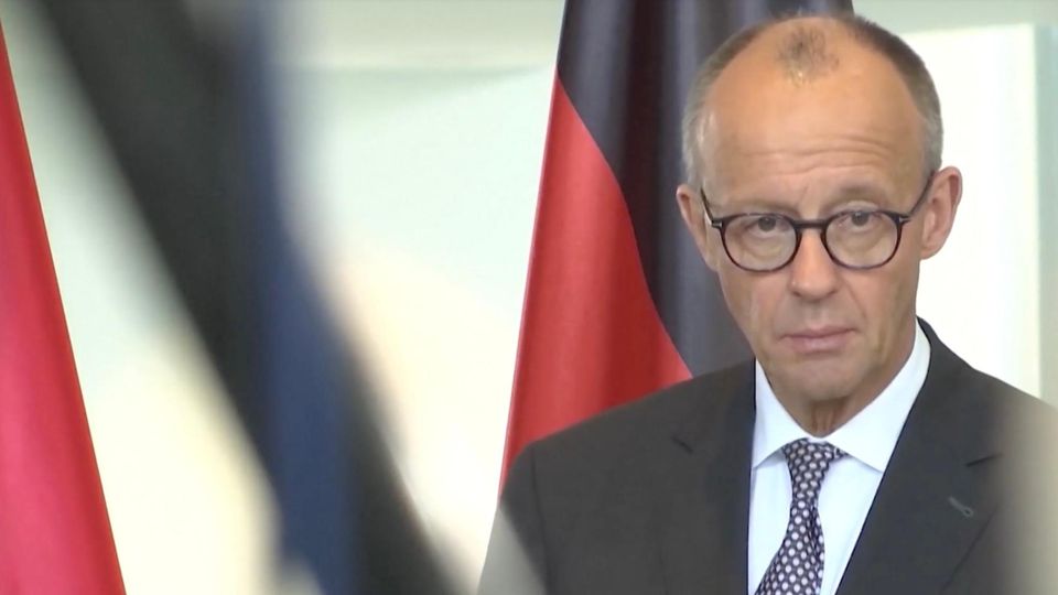 Friedrich Merz schaut mit ernstem Blick in die Kmaera.