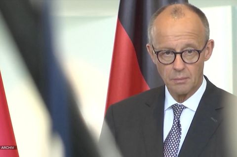 Friedrich Merz schaut mit ernstem Blick in die Kmaera.