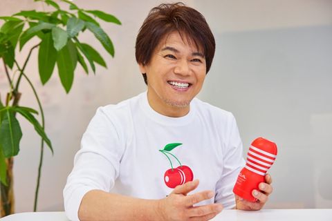 Tenga-Gründer Koichi Matsumoto auf einer Messe in Barcelona – mit der aktuellen Version des ersten Bestseller, der „Original Vacuum Cup“